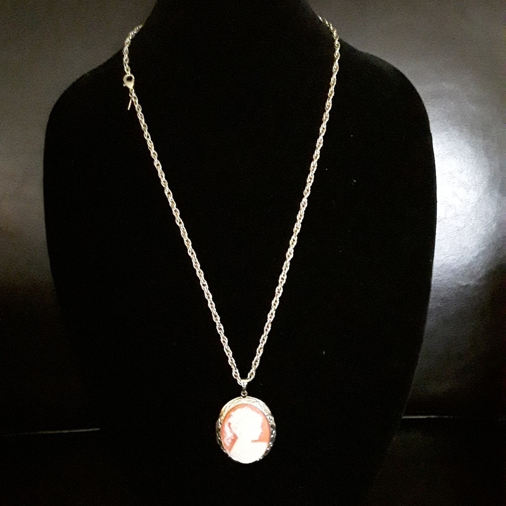 Gold necklace with pendant